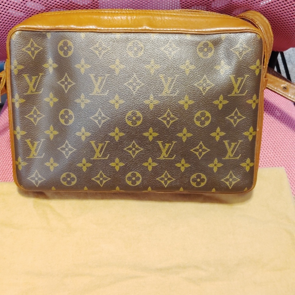Louis Vuitton Brown and Tan Monogram Sac Shoulder Bag - Picture 4 of 9